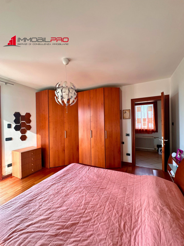 Scopri la tua nuova casa a Malo, una splendida porzione di bifamiliare che unisce eleganza e funz...