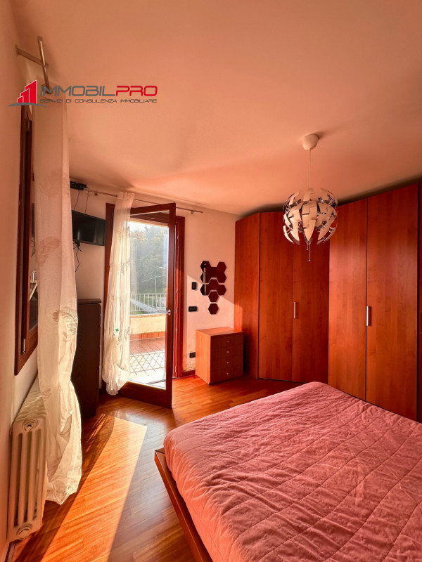 Scopri la tua nuova casa a Malo, una splendida porzione di bifamiliare che unisce eleganza e funz...