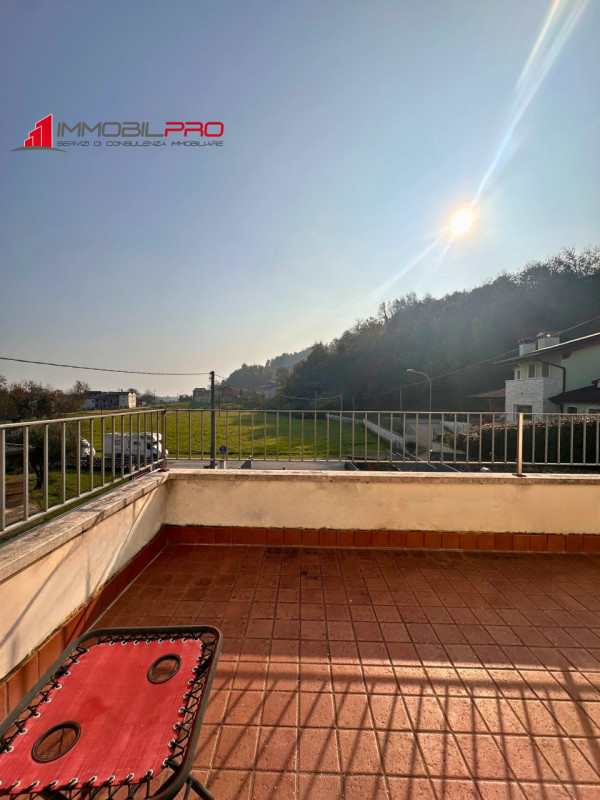 Scopri la tua nuova casa a Malo, una splendida porzione di bifamiliare che unisce eleganza e funz...