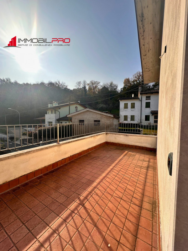 Scopri la tua nuova casa a Malo, una splendida porzione di bifamiliare che unisce eleganza e funz...