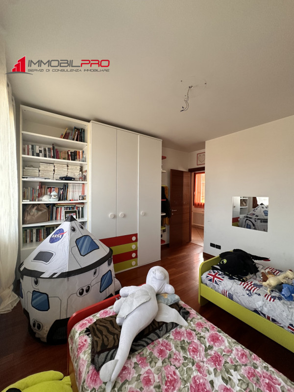 Scopri la tua nuova casa a Malo, una splendida porzione di bifamiliare che unisce eleganza e funz...