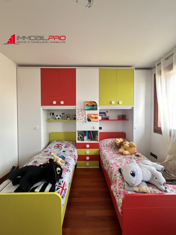 Scopri la tua nuova casa a Malo, una splendida porzione di bifamiliare che unisce eleganza e funz...