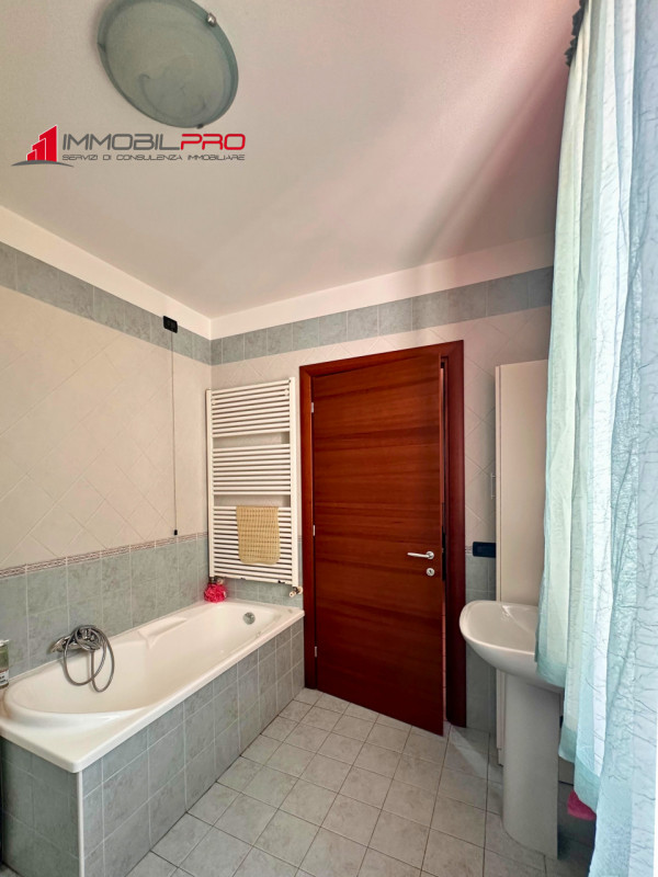 Scopri la tua nuova casa a Malo, una splendida porzione di bifamiliare che unisce eleganza e funz...