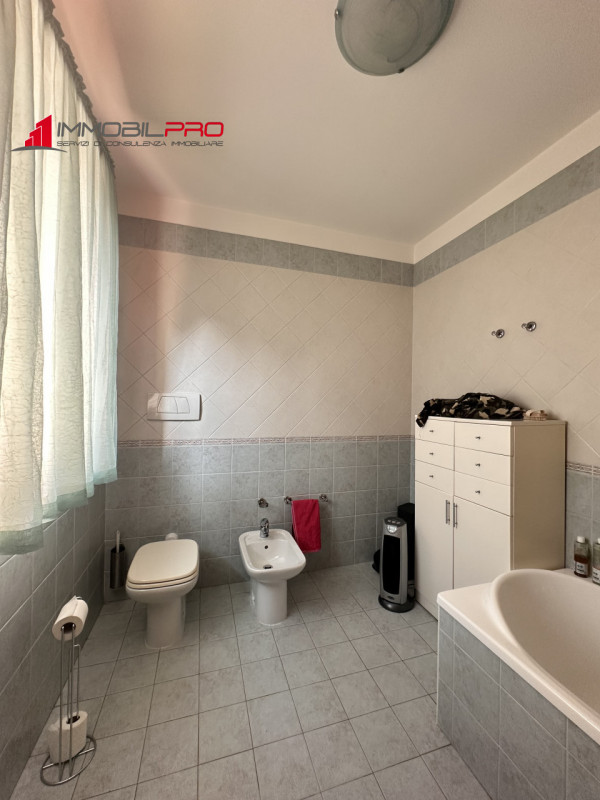 Scopri la tua nuova casa a Malo, una splendida porzione di bifamiliare che unisce eleganza e funz...