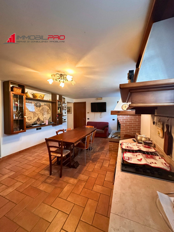 Scopri la tua nuova casa a Malo, una splendida porzione di bifamiliare che unisce eleganza e funz...