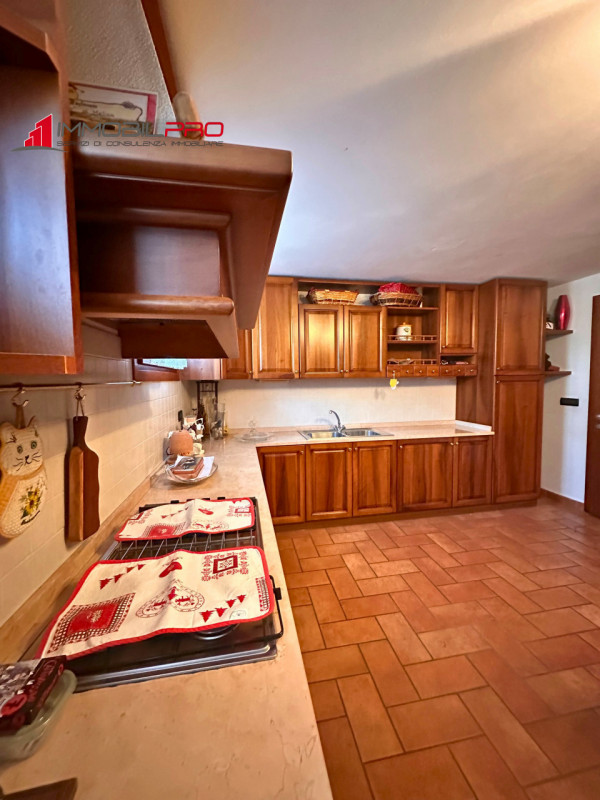 Scopri la tua nuova casa a Malo, una splendida porzione di bifamiliare che unisce eleganza e funz...