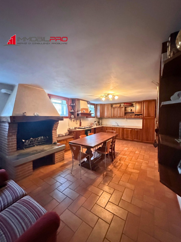 Scopri la tua nuova casa a Malo, una splendida porzione di bifamiliare che unisce eleganza e funz...