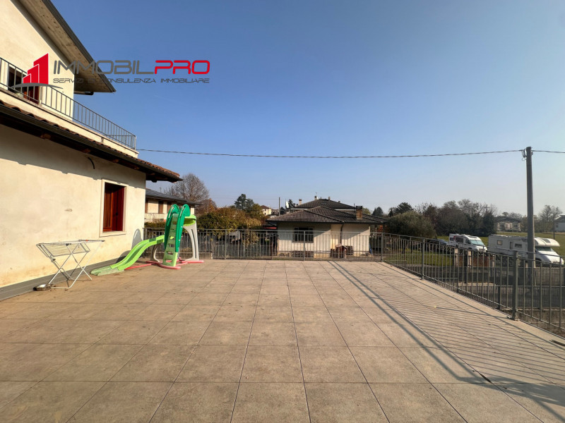 Scopri la tua nuova casa a Malo, una splendida porzione di bifamiliare che unisce eleganza e funz...