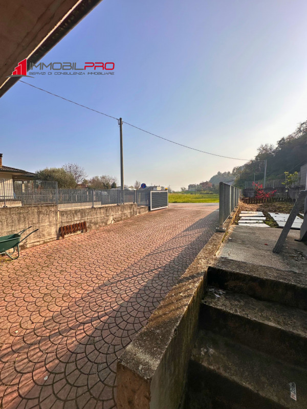 Scopri la tua nuova casa a Malo, una splendida porzione di bifamiliare che unisce eleganza e funz...