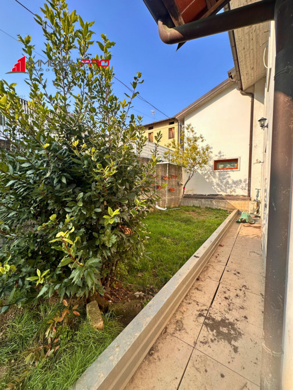 Scopri la tua nuova casa a Malo, una splendida porzione di bifamiliare che unisce eleganza e funz...