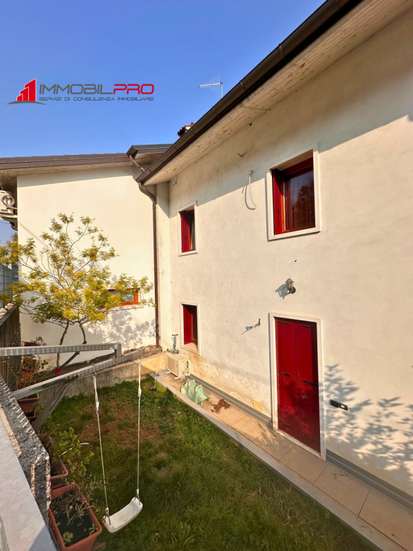 Scopri la tua nuova casa a Malo, una splendida porzione di bifamiliare che unisce eleganza e funz...