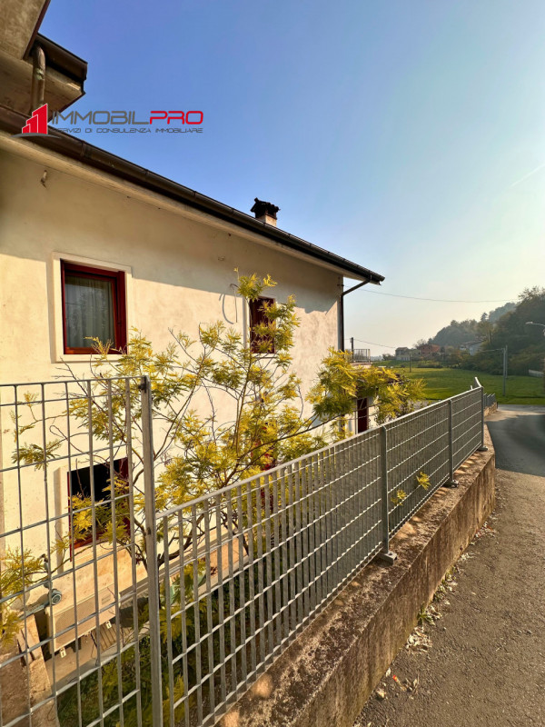 Scopri la tua nuova casa a Malo, una splendida porzione di bifamiliare che unisce eleganza e funz...