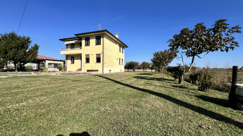 Interessante soluzione indipendente contornata da circa 1.000mq di giardino.

Edificata nel 1995,...