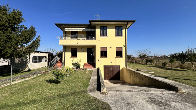 Interessante soluzione indipendente contornata da circa 1.000mq di giardino.

Edificata nel 1995,...