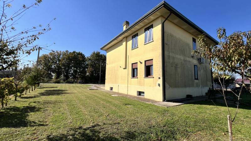 Interessante soluzione indipendente contornata da circa 1.000mq di giardino.

Edificata nel 1995,...