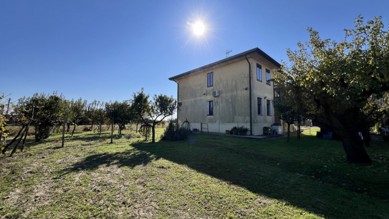 Interessante soluzione indipendente contornata da circa 1.000mq di giardino.

Edificata nel 1995,...