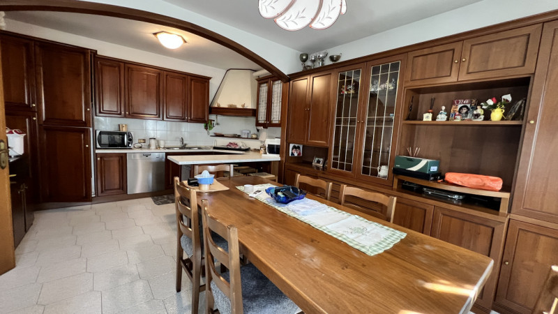 Interessante soluzione indipendente contornata da circa 1.000mq di giardino.

Edificata nel 1995,...