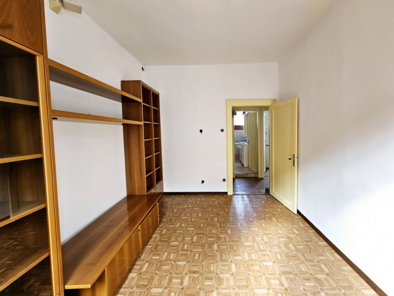 A Este, nella centralissima via San Rocco, proponiamo in vendita appartamento al secondo piano. L...