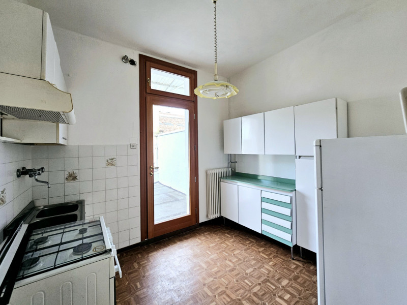 A Este, nella centralissima via San Rocco, proponiamo in vendita appartamento al secondo piano. L...