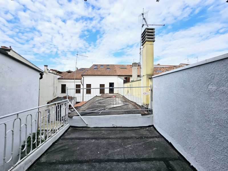 A Este, nella centralissima via San Rocco, proponiamo in vendita appartamento al secondo piano. L...