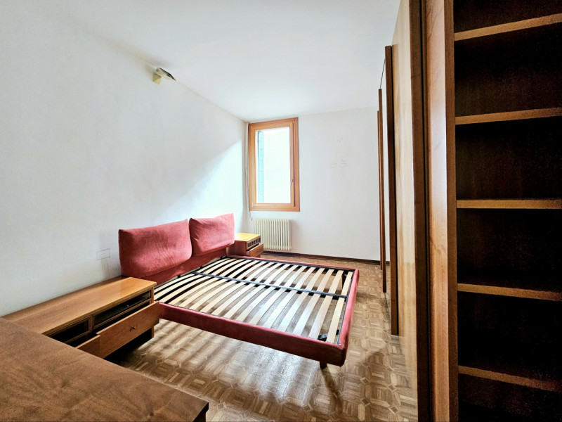 A Este, nella centralissima via San Rocco, proponiamo in vendita appartamento al secondo piano. L...