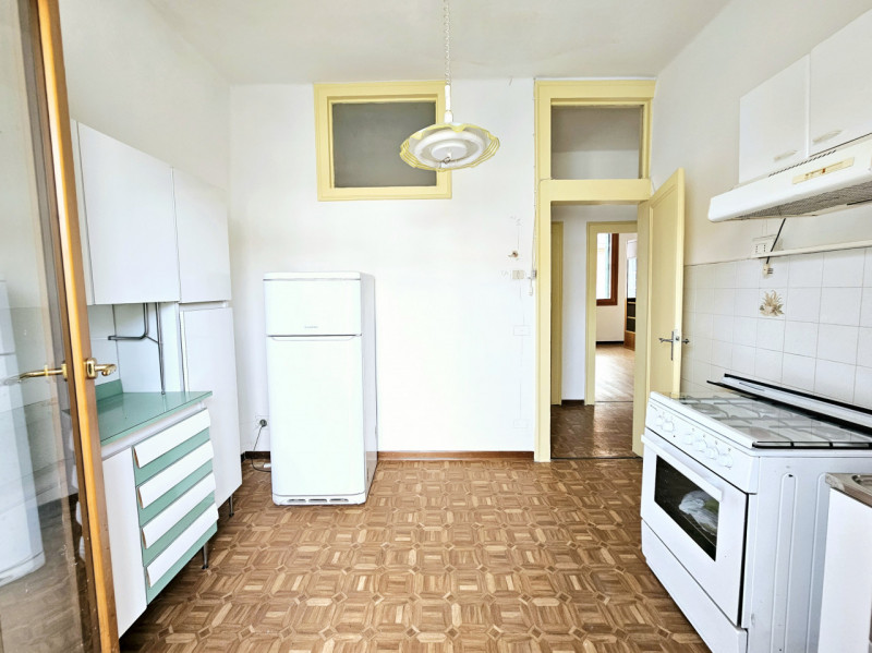 A Este, nella centralissima via San Rocco, proponiamo in vendita appartamento al secondo piano. L...