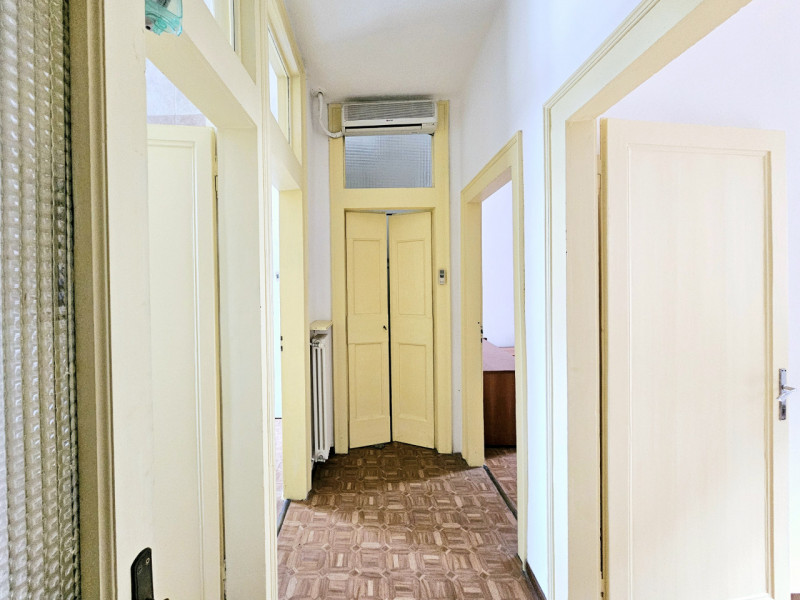 A Este, nella centralissima via San Rocco, proponiamo in vendita appartamento al secondo piano. L...