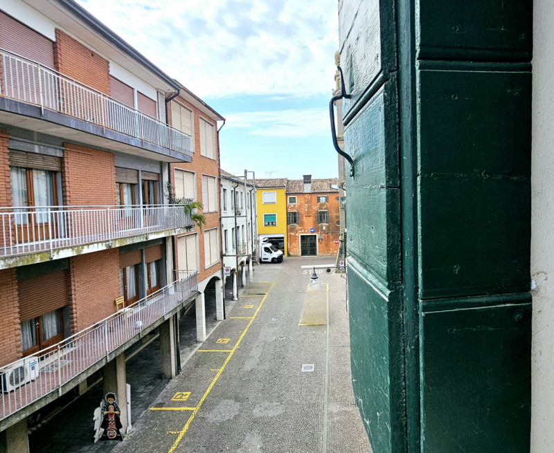 A Este, nella centralissima via San Rocco, proponiamo in vendita appartamento al secondo piano. L...