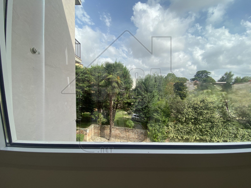 In una delle zone più eleganti e amate di Padova si trova questo appartamento di circa 90 metri q...