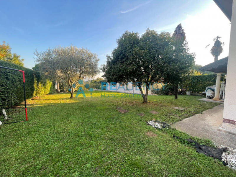 SOVIZZO - Colle 

CERCHI UN'ABITAZIONE SEMIDIPENDETE DAGLI AMPI SPAZI IN ZONA COLLINARE MOLTO TRA...