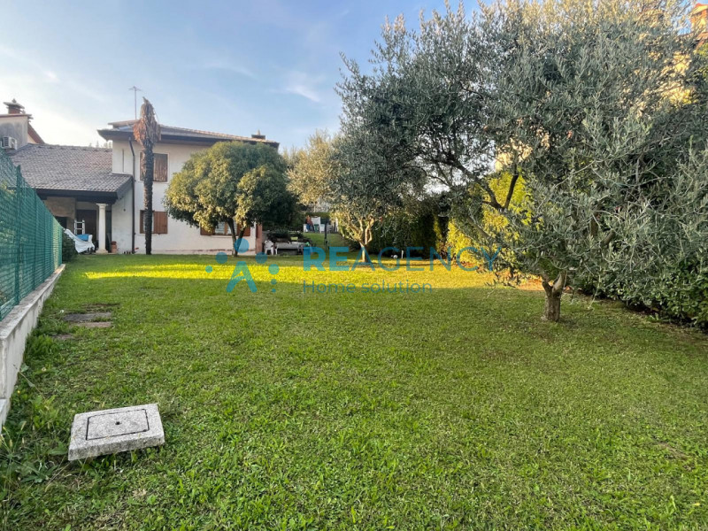 SOVIZZO - Colle 

CERCHI UN'ABITAZIONE SEMIDIPENDETE DAGLI AMPI SPAZI IN ZONA COLLINARE MOLTO TRA...