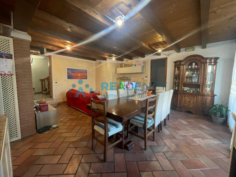 SOVIZZO - Colle 

CERCHI UN'ABITAZIONE SEMIDIPENDETE DAGLI AMPI SPAZI IN ZONA COLLINARE MOLTO TRA...