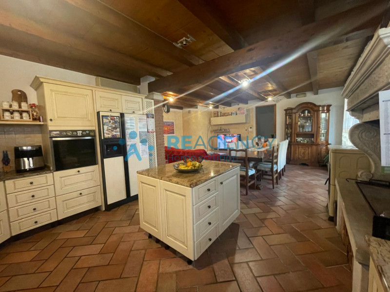 SOVIZZO - Colle 

CERCHI UN'ABITAZIONE SEMIDIPENDETE DAGLI AMPI SPAZI IN ZONA COLLINARE MOLTO TRA...