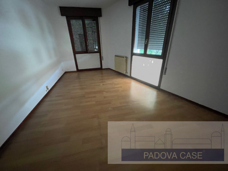 ingresso ampio 
2 uffici 
antibagno 
bagno 

In affitto, proponiamo un luminoso ufficio situato a...