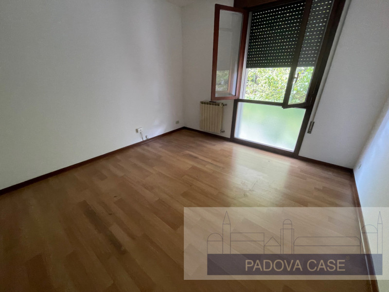 ingresso ampio 
2 uffici 
antibagno 
bagno 

In affitto, proponiamo un luminoso ufficio situato a...