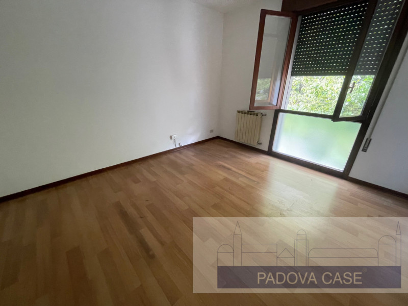 ingresso ampio 
2 uffici 
antibagno 
bagno 

In affitto, proponiamo un luminoso ufficio situato a...