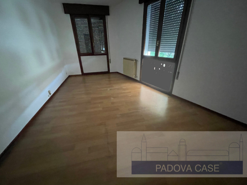 ingresso ampio 
2 uffici 
antibagno 
bagno 

In affitto, proponiamo un luminoso ufficio situato a...