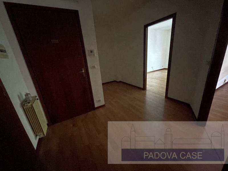 ingresso ampio 
2 uffici 
antibagno 
bagno 

In affitto, proponiamo un luminoso ufficio situato a...