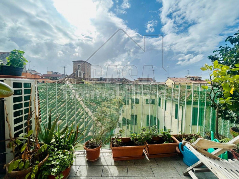 Nel cuore della città, all’interno di un palazzo prestigioso con servizio di portineria, proponia...