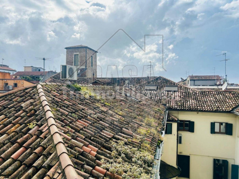 Nel cuore della città, all’interno di un palazzo prestigioso con servizio di portineria, proponia...