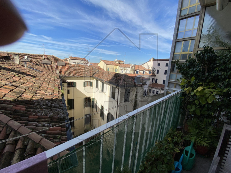 Nel cuore della città, all’interno di un palazzo prestigioso con servizio di portineria, proponia...