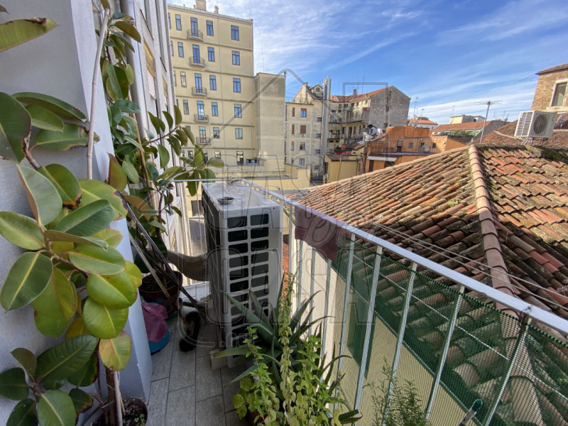 Nel cuore della città, all’interno di un palazzo prestigioso con servizio di portineria, proponia...