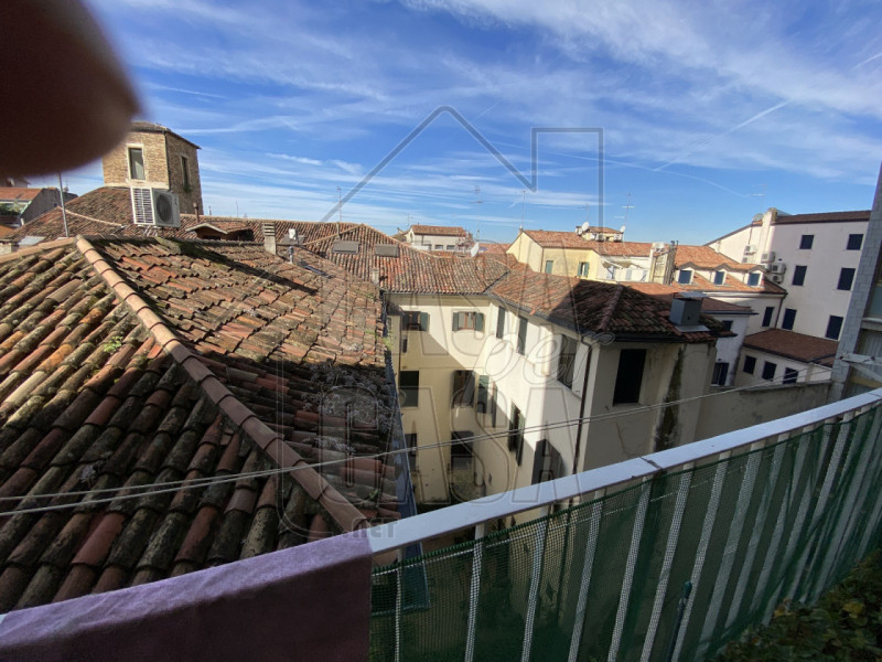 Nel cuore della città, all’interno di un palazzo prestigioso con servizio di portineria, proponia...