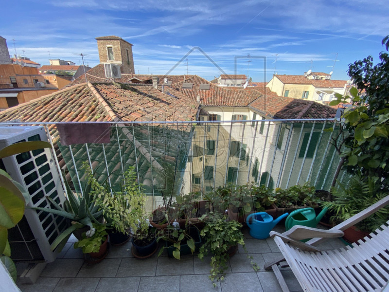 Nel cuore della città, all’interno di un palazzo prestigioso con servizio di portineria, proponia...