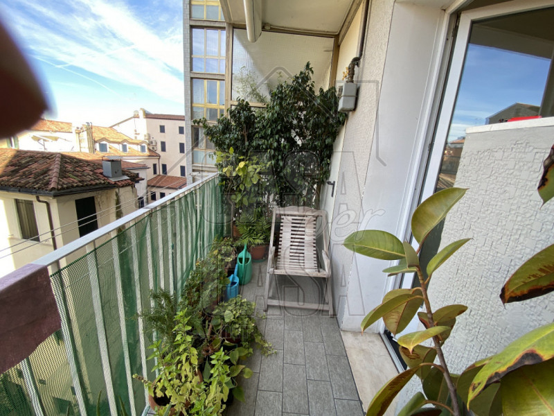 Nel cuore della città, all’interno di un palazzo prestigioso con servizio di portineria, proponia...