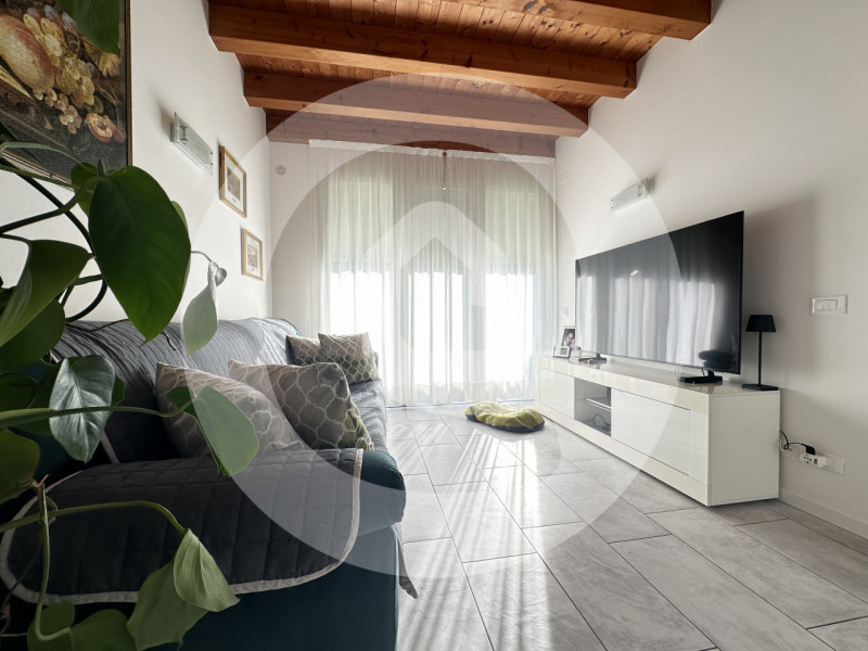 Scopri questa splendida e luminosa porzione di trifamiliare d’angolo situata nel tranquillo comun...