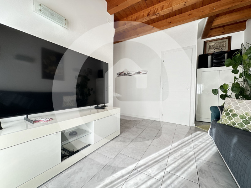 Scopri questa splendida e luminosa porzione di trifamiliare d’angolo situata nel tranquillo comun...