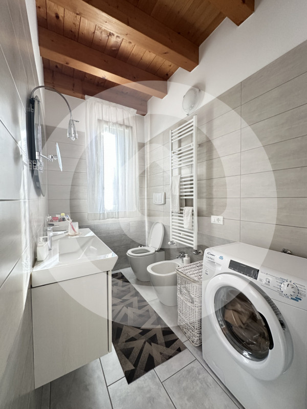 Scopri questa splendida e luminosa porzione di trifamiliare d’angolo situata nel tranquillo comun...