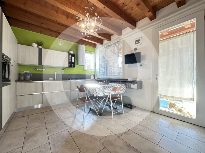 Scopri questa splendida e luminosa porzione di trifamiliare d’angolo situata nel tranquillo comun...