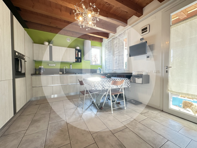 Scopri questa splendida e luminosa porzione di trifamiliare d’angolo situata nel tranquillo comun...